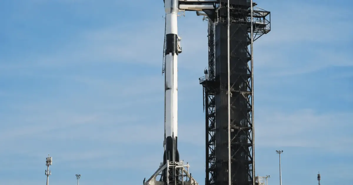 Fusée spacex debout sur plateforme de lancement verticale