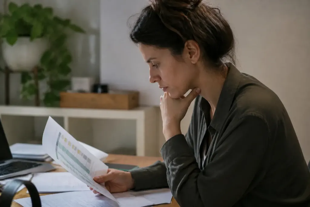 Personne analysant listes clients segments et profils