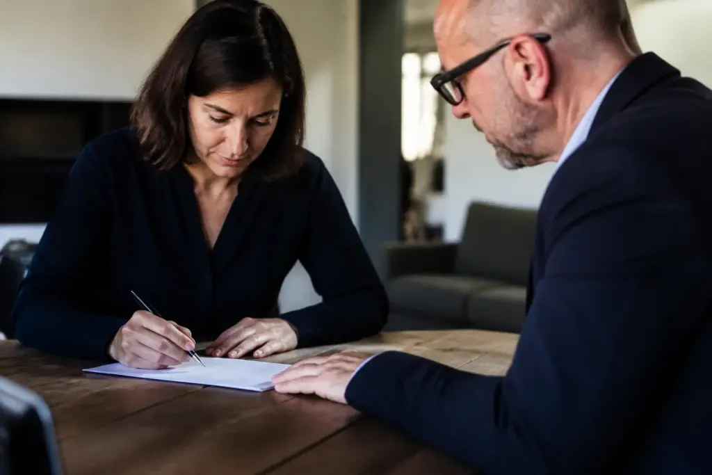 Deux personnes documents reunion contrat table bureau