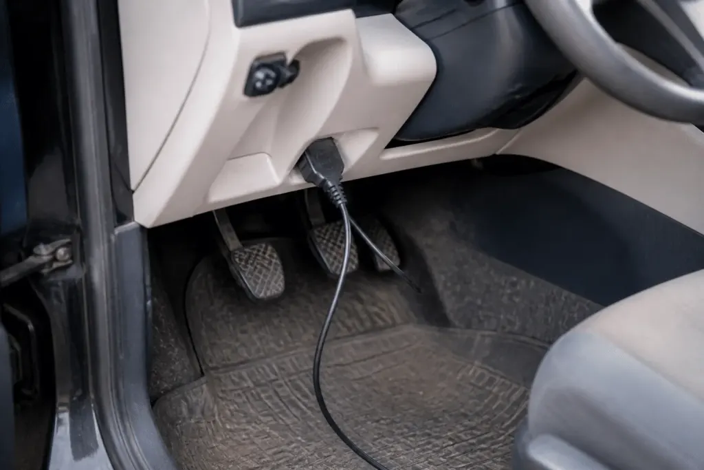 Valise diagnostic OBD branchee prise vehicule automobile